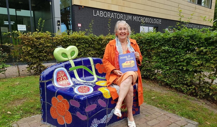 <p>Guusje Beverdam zit vol trots op haar zelfgemaakte creatie, met het bijkleurende gloednieuwe kunstboek in haar hand. (Foto: Linda Meijer)</p>