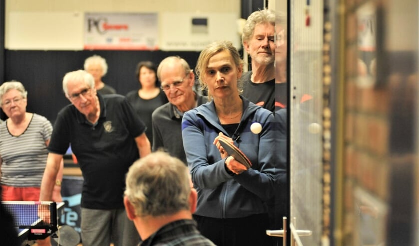<p>Niemand minder dan Betine Vriesekoop opent het OldStars tafeltennis bij Blauw-Wit uit Almelo. </p>