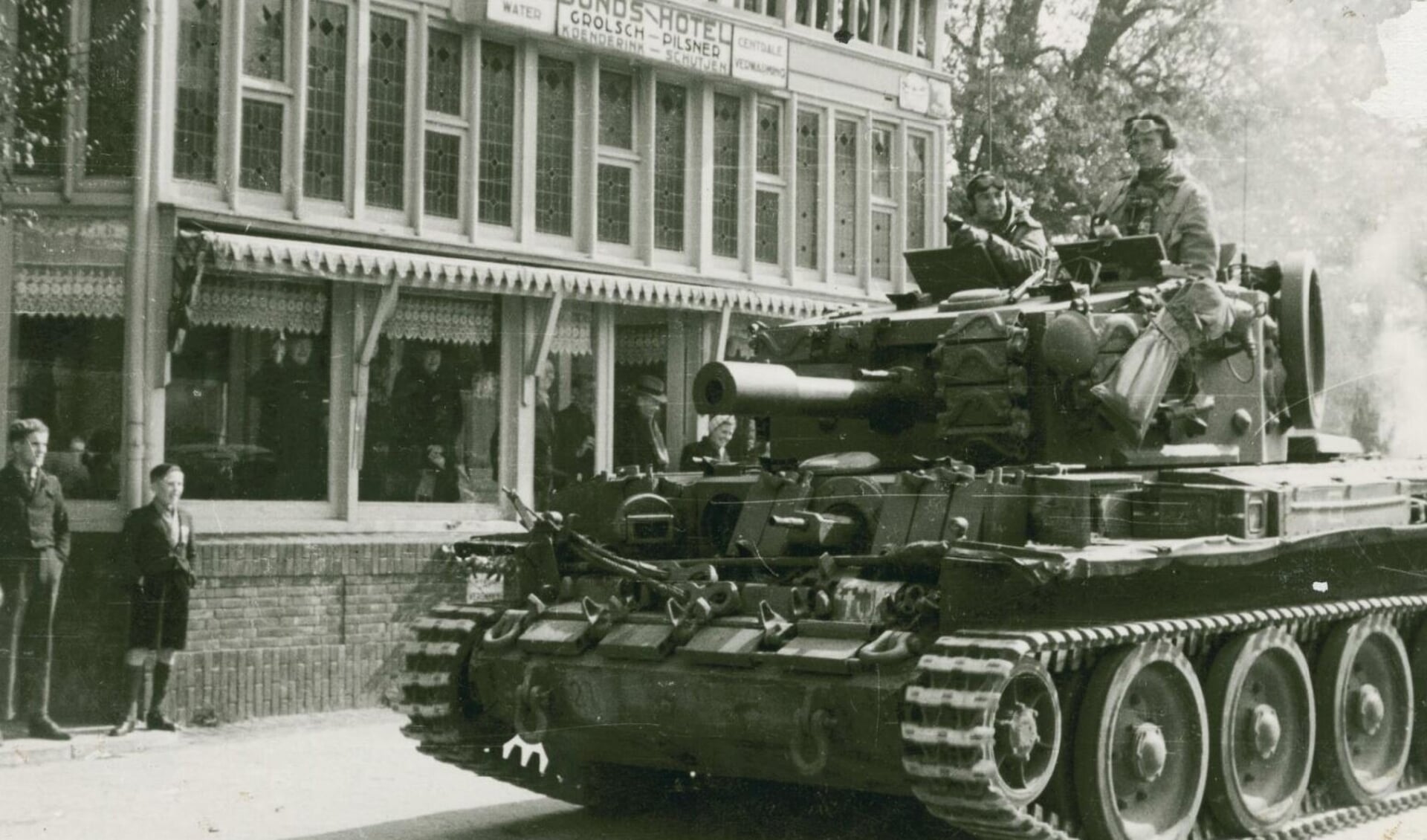 Canadese bevrijders in hun tank op het Schild in Rijssen voor hotel Koenderink/Schutjen.
