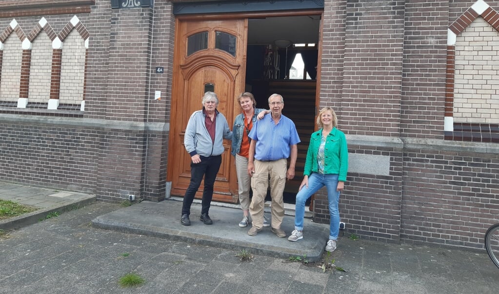 Dinand, Anita, Frits en Janneke zijn blij met deze kenmerkende locatie voor het Schrijversfestival en Boekenbal.