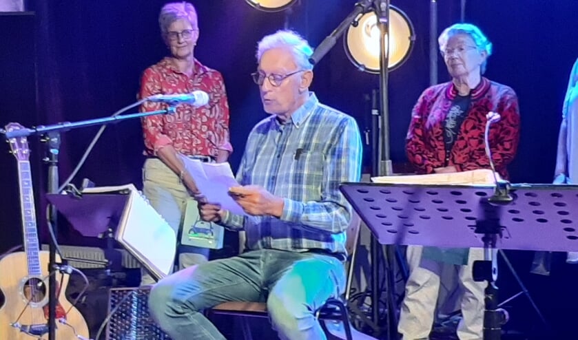 <p>Tijdens het boekenbal werd Chris Lindhout uitgeroepen tot winnaar. Hij schreef een aangrijpend verhaal over een ontmoeting met een vriend tijdens de corona-epidemie en bracht daarmee het schrijnende verschil in het ervaren van deze pandemie tot leven. (Foto: Han Haveman)</p>