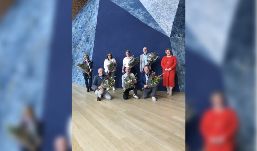 <p>Voordat vrijwilligers aan de slag gaan met de voorzieningenwijzer kregen zij een attentie van wethouder Margreet Overmeen.</p>