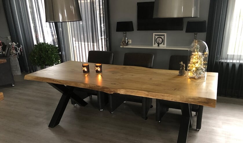 <p>Mooie Tafels biedt tafels in allerlei afmetingen en vormen en in elke stijl.</p>