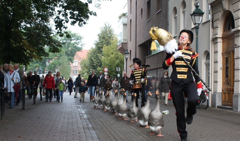 <p>De ganzenfanfare trekt zaterdag door de Losserse straten. Een ludieke muzikale toevoeging bij de Boerenmarkt.</p>