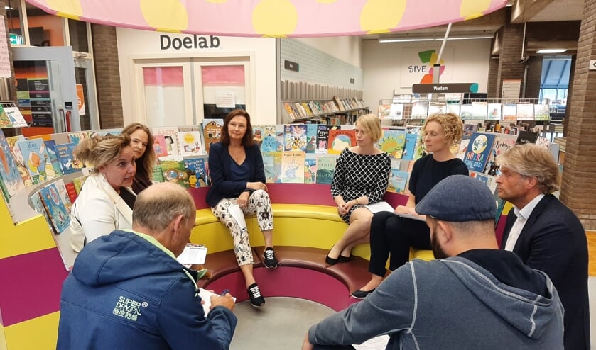 <p>Sandra Lentfert, Jenneke Koehorst, June Nods, Marit Kruiskamp, Marlies Olthuis en Jan Hoogenberg bijeen in de bieb.<br><br></p>