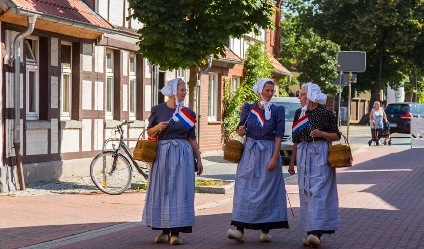 <p>Drie dames van de Krekkel op straat bij een optreden in het Duitse L&uuml;chow. (Foto: Jan Kranenberg)</p>  
