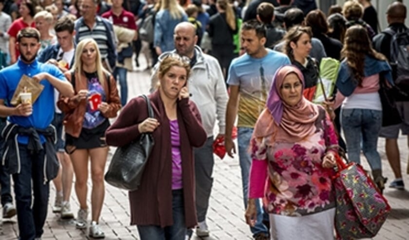 Kalverstraat. Straatbeeld met toeristen, dagjesmensen en winkelend publiek.