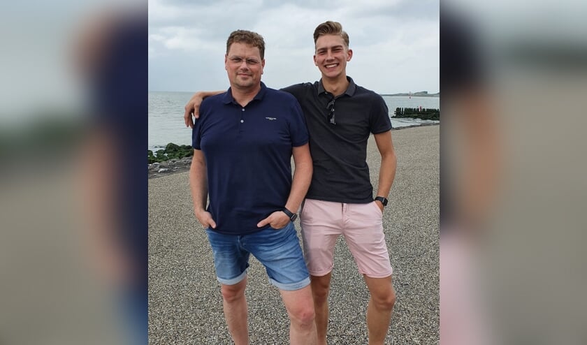 <p>Janno en Julian van Dijke zijn allebei verknocht aan het zingen met het Rijssens Mannenkoor. </p>