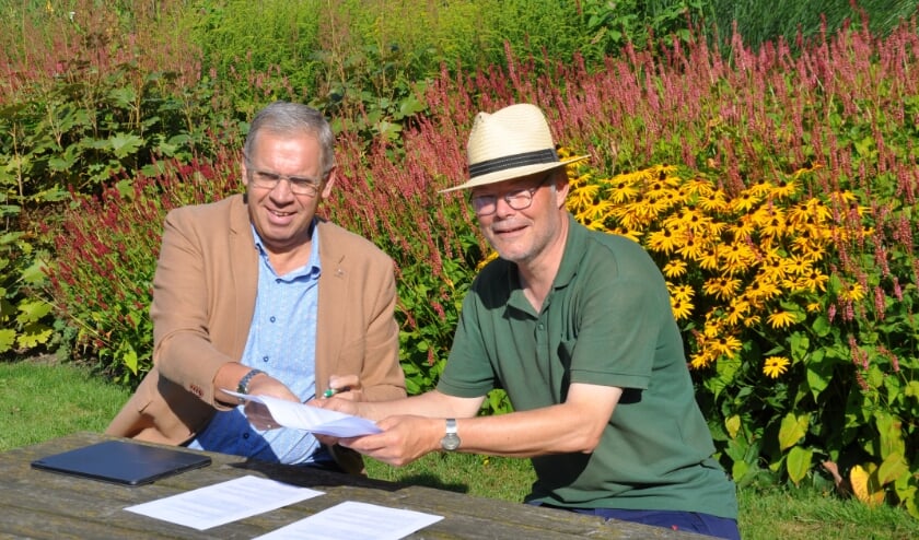 <p>Wethouder Spekschoor en Frank van Dam (voorzitter van de Stichting Invulling Stad & Landschap) tekenen de gebruiksovereenkomst</p>