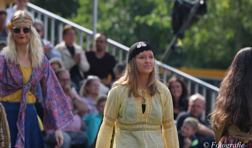 <p>Linde Tijhof in de musical. Foto: B. Aman. </p>