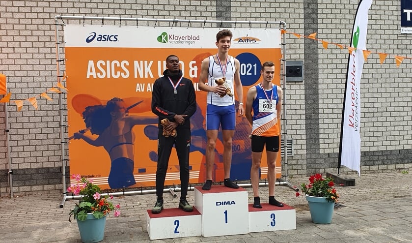 <p>Jonas Phijffers op de hoogste trede van het podium na afloop van de finale van de 400 meter op NK atletiek voor U-20 en U-18. </p>