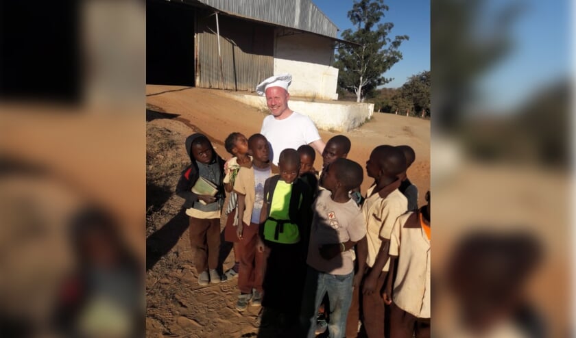 <p>Martin Lammers met een groep kinderen in Zambia. Hij wil bakkers in dat land helpen. Eigen foto. </p>