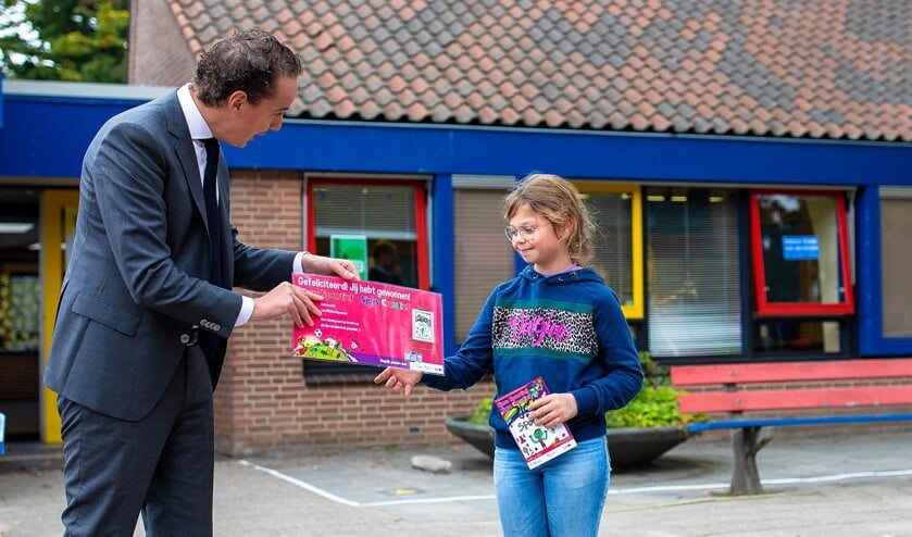 <p>Sofie werd verrast door wethouder Arjen Maathuis.</p>