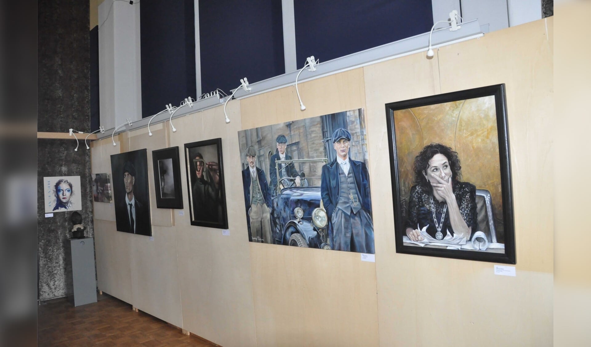 Een aantal portretten uit de inzendingen in 2019. De vrijwilligers hebben de panelen zelf gemaakt en kunnen zo de Smidse passend inrichten en zorgen dat de werken op hun mooist uitkomen.