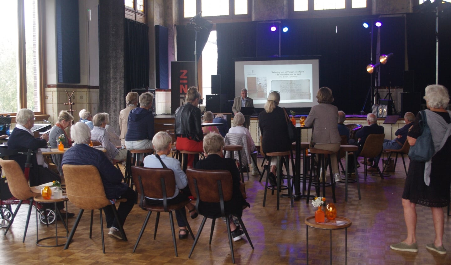 Publiek luister geboeid naar een van de presentaties.