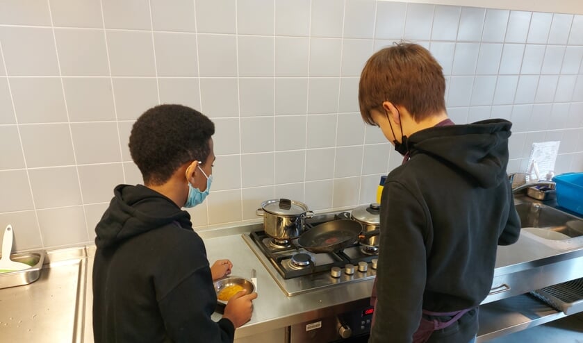 <p>Nederlands leren door te koken.</p>  