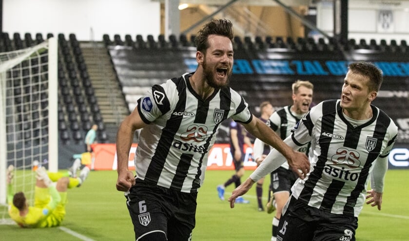 <p>Orestis Kiomourtzoglou is blij met zijn goal tegen FC Groningen. (Foto: NESimages)</p>  
