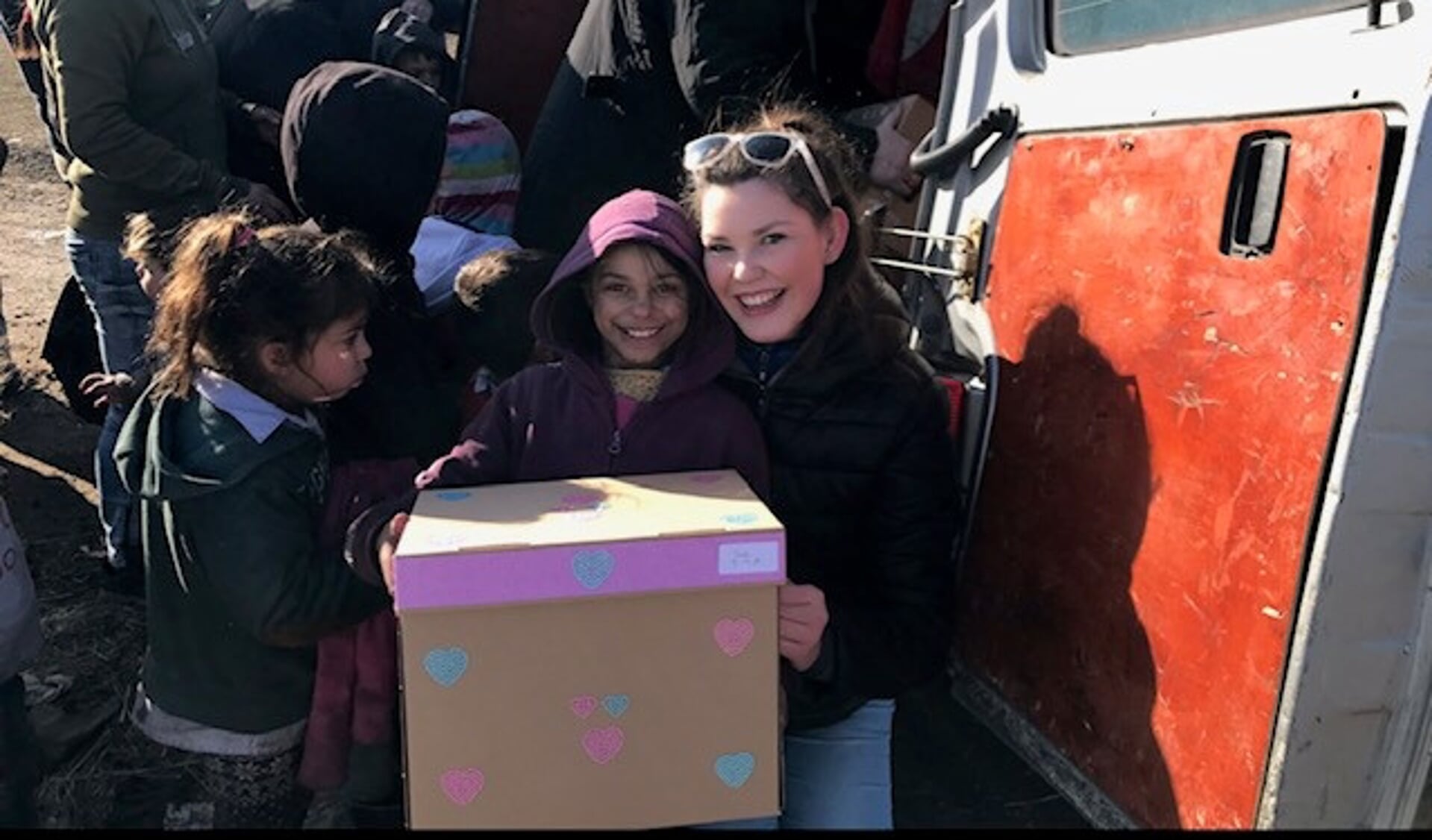 Fleur Langenhorst, die vorig jaar de de straatkinderen van Roemenie verraste met een 'Happy Box'. (Foto: PR)
