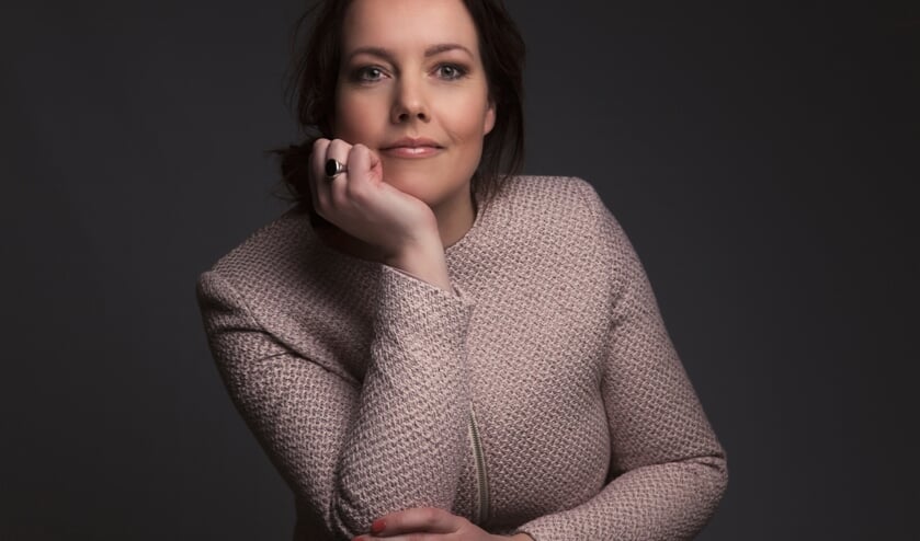 <p>Monique Kokkeler: de vrouw achter de microfoon.</p>