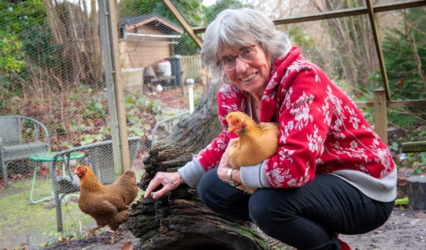 <p>Annie Makkink houdt van kippen. (Foto: Robert Hoetink)</p>  