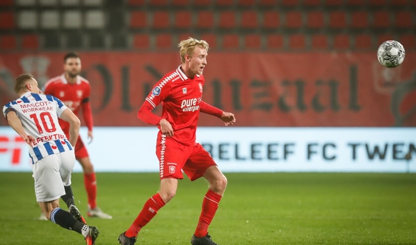 <p>Casper Staring in actie in de gewonnen thuiswedstrijd tegen SC Heerenveen. (Foto: FC Twente Media/Bas Everhard)</p>