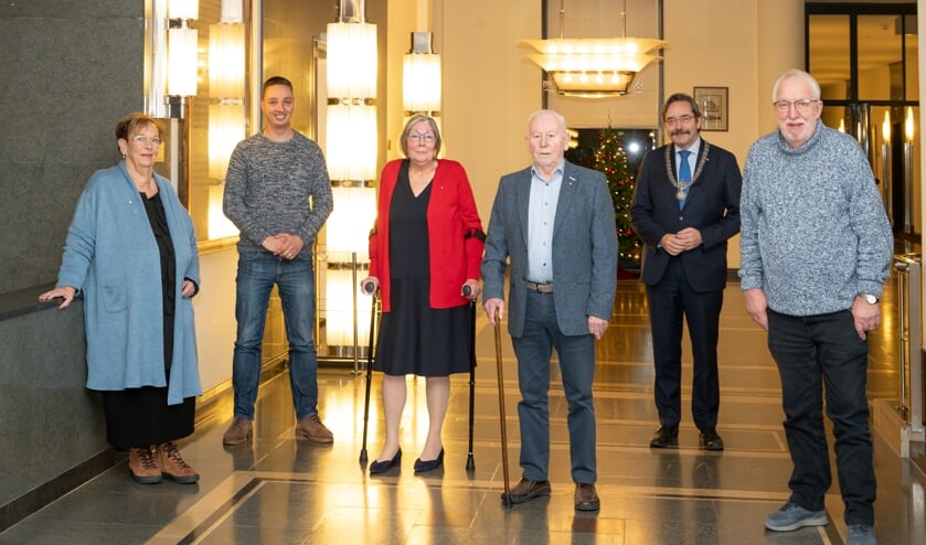 <p>Kitty Veenstra, Martijn de Lange, Els Santing, Harry Smit, burgemeester Theo Bovens en Willem Rosier in het stadhuis.</p>