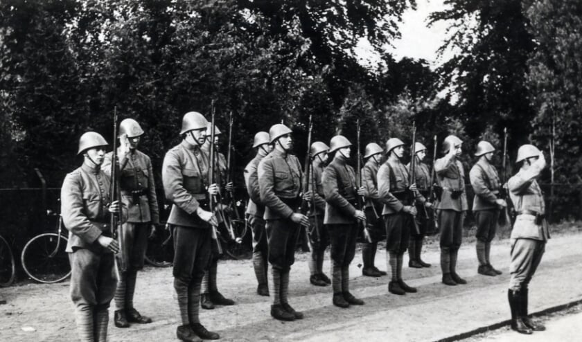 <p>Nederlandse militairen, ingekwartierd in het verenigingsgebouw aan het v.d. Bergplein, van tweede bataljon, negende regiment infanterie.</p>  