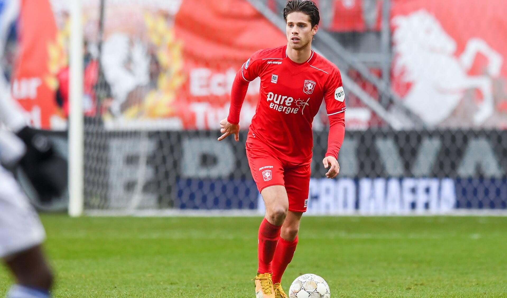 Kik Pierie aan de bal tegen SC Heerenveen. (Foto: FC Twente Media/Lars Smook)