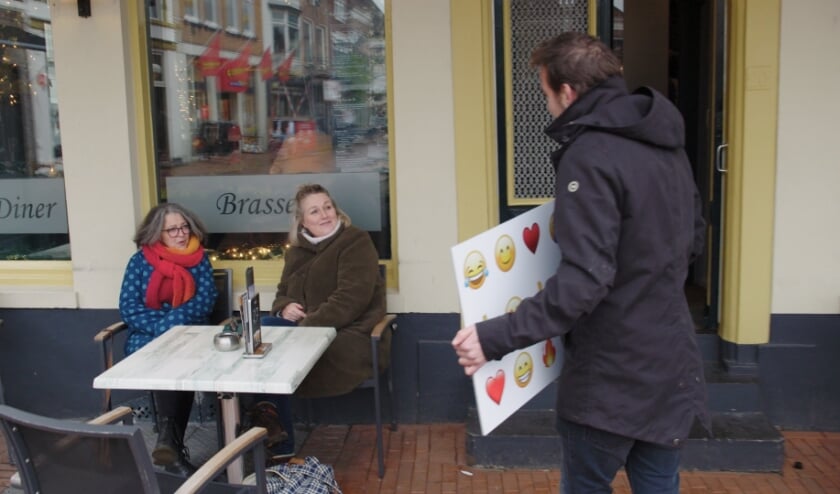 <p>Presentator Daniel Godinho Veiga volgt mensen die zich willen redden op de computer en smartphone.</p>
