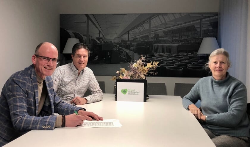 Het bestuur van de stichting Behoud Buitengebied Elsenerbeel. V.l.n.r. voorzitter Gertjan Geerling, secretaris Roel Oldenbeuving en penningmeester Gonny van Rijk.