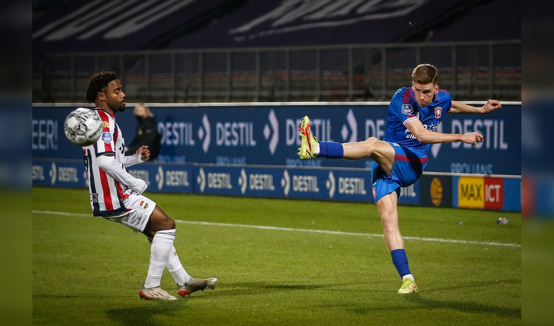 Een stijlvolle voorzet van linksback Gijs Smal tegen Willem II. (Foto: FC Twente Media/Bas Everhard)