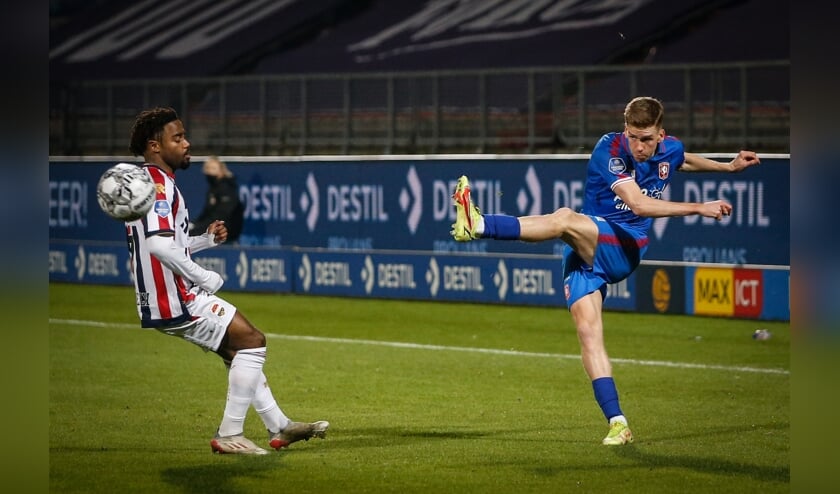 <p>Een stijlvolle voorzet van linksback Gijs Smal tegen Willem II. (Foto: FC Twente Media/Bas Everhard)</p>  