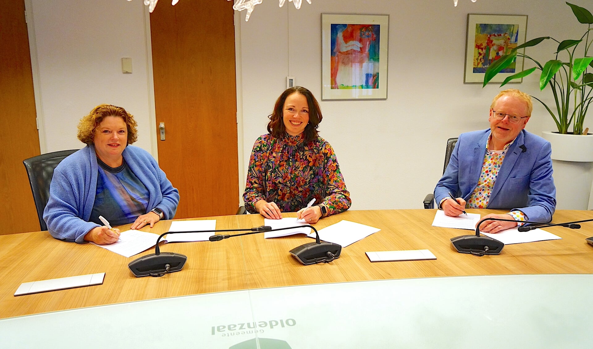 Wethouders Ilse Duursma, Hilde Berning-Everlo en Rob Christenhusz tekenen de overeenkomst.
