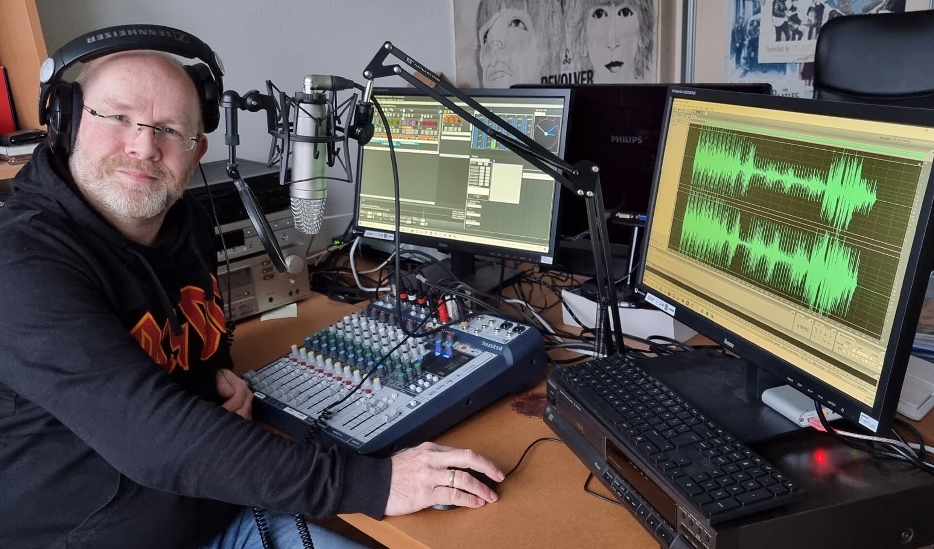Peter in zijn professionele thuisstudio waar hij al menig podcast opnam en nu dus ook zijn eigen radioprogramma gaat opnemen.