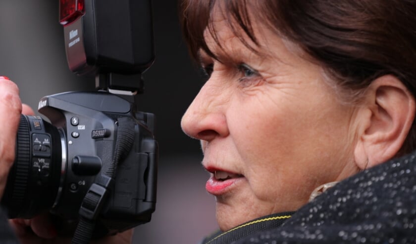 <p>Annemarie Haak zoals we haar vaak hebben gezien bij al die Bornse evenementen waar verslag van deed. Foto: Milad Rezek</p>