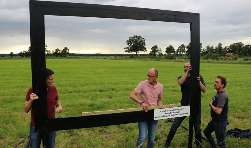 <p>Vorig jaar werd een landschapsschilderij geplaatst. V.l.n.r. Roel Oldebeuving, Gertjan Geerling, Leo Nieuwenhuis en Ard Lankamp.</p>