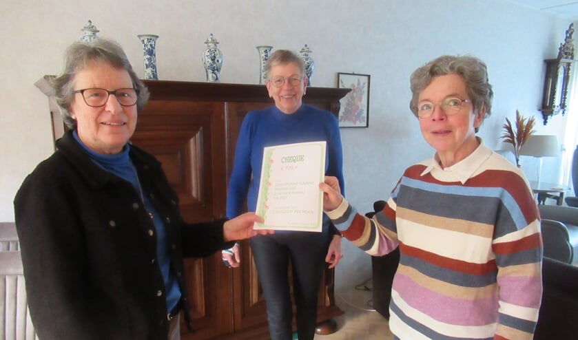 <p>Gerrie Veldhuizen overhandigt namens de Crea-Club Wierden de cheque ter waarde van 700,- euro aan Jené Wessels en Roelien van Leussen van De Piet.</p>