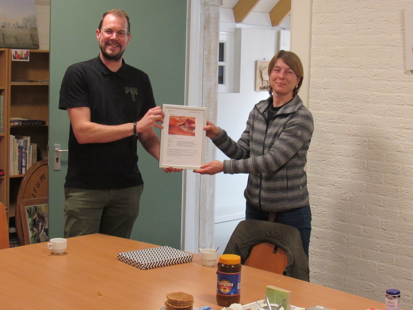 Cindy Kuiphuis ontvangt haar certificaat uit handen van Gerbert Voortman.
