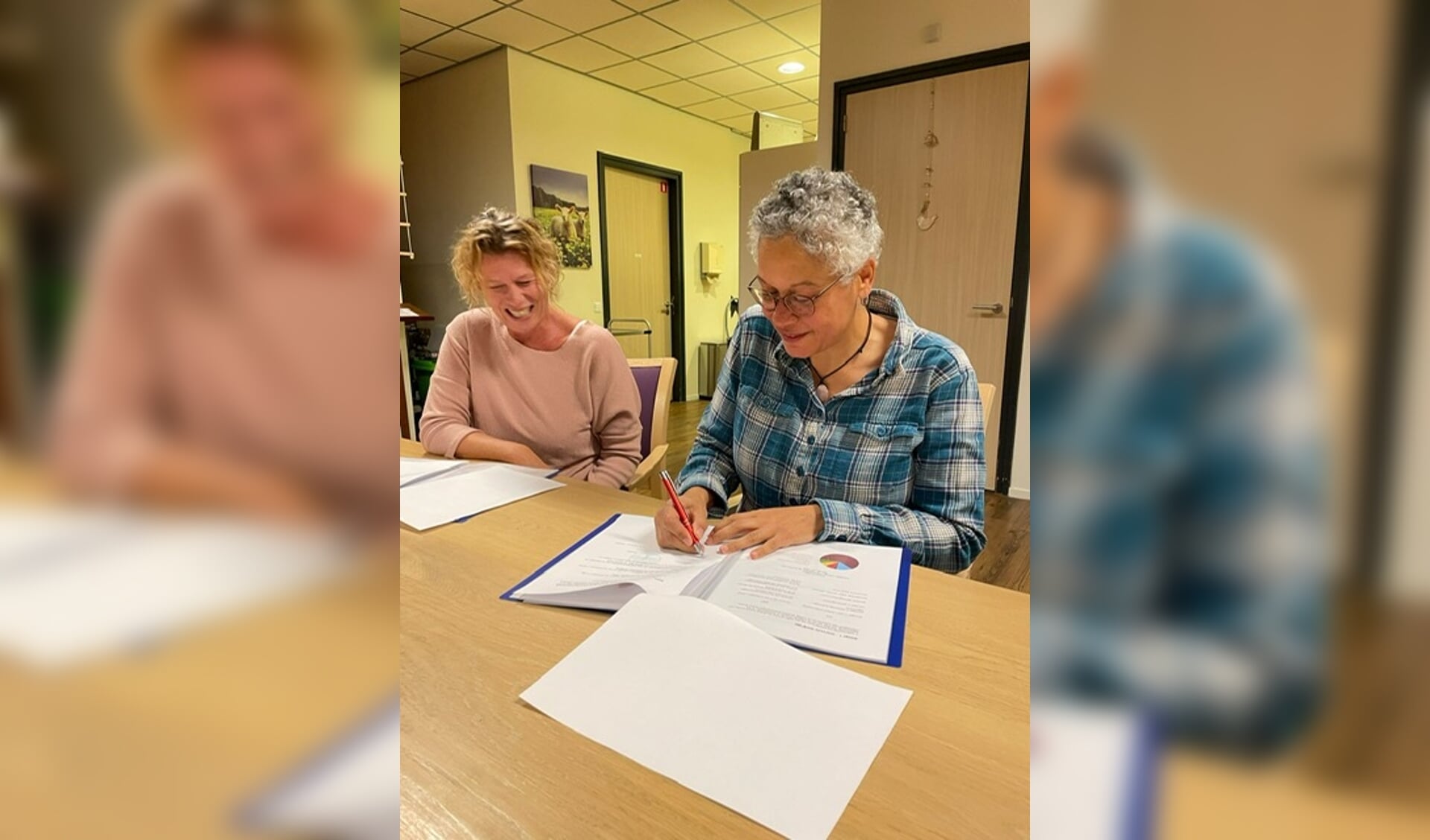Esther Groothuis en Cynthia Martina tekenen voor Esthia Ouderenzorg.