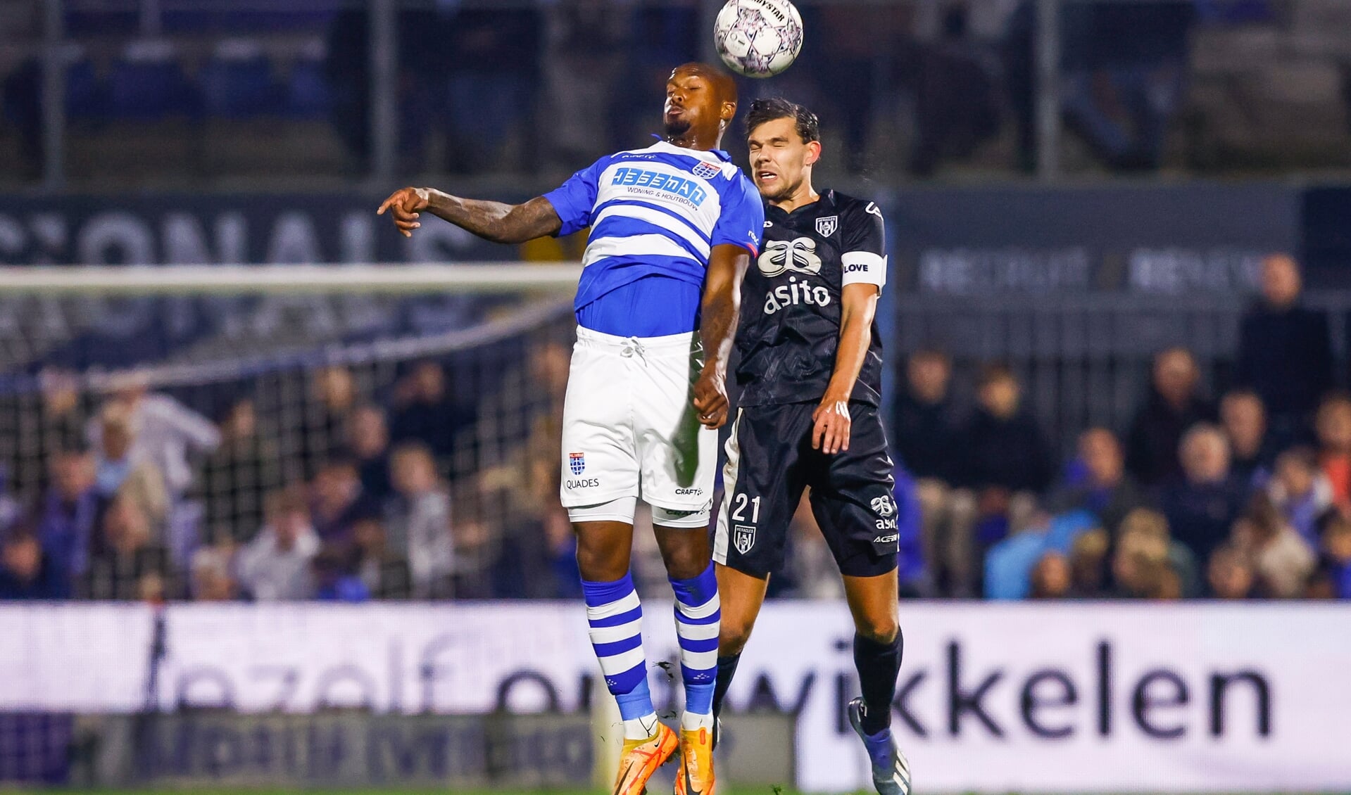 Justin Hoogma in actie tegen PEC Zwolle. (Foto: NESimages)