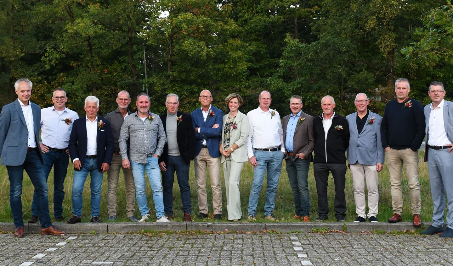 Twaalf medewerkers van Ter Steege Bouw Vastgoed Rijssen vieren jubileum of afscheid.