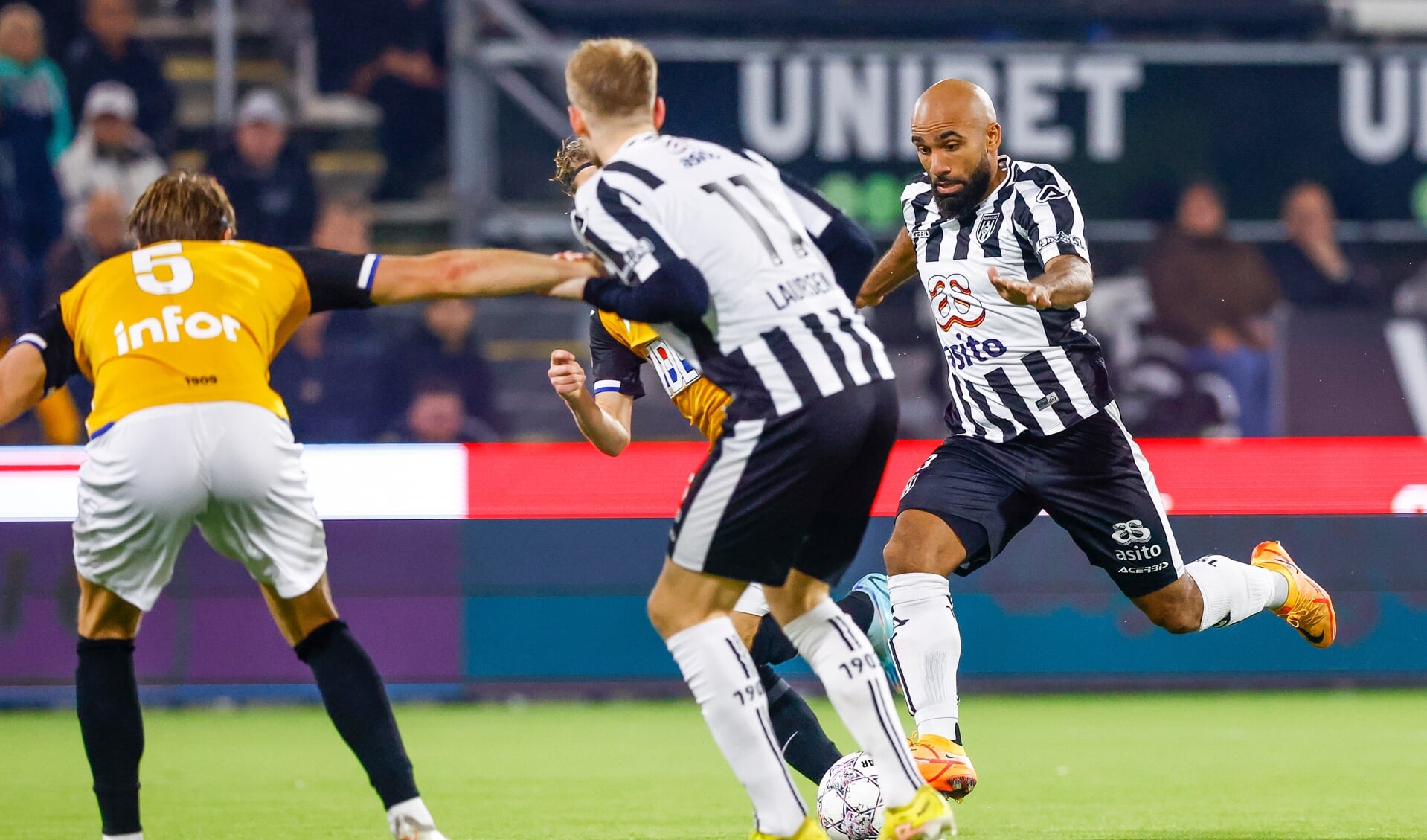 Samuel Armentros op drift in de wedstrijd tegen FC Eindhoven. (Foto: NESimages/Michael Bulder)