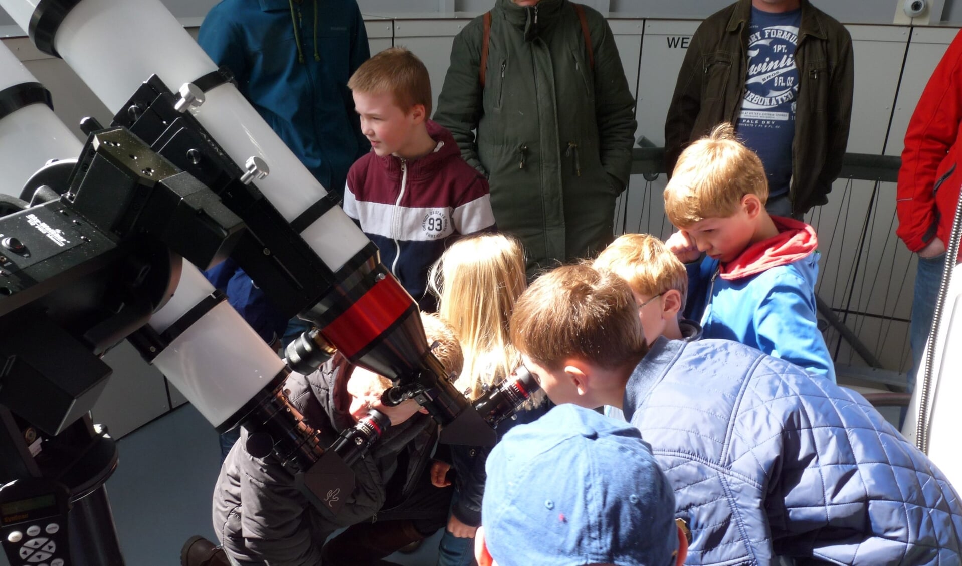 Sterrenwacht Hellendoorn en ZINiN BreinReis junior werken samen om een workshop telescoop maken te houden.