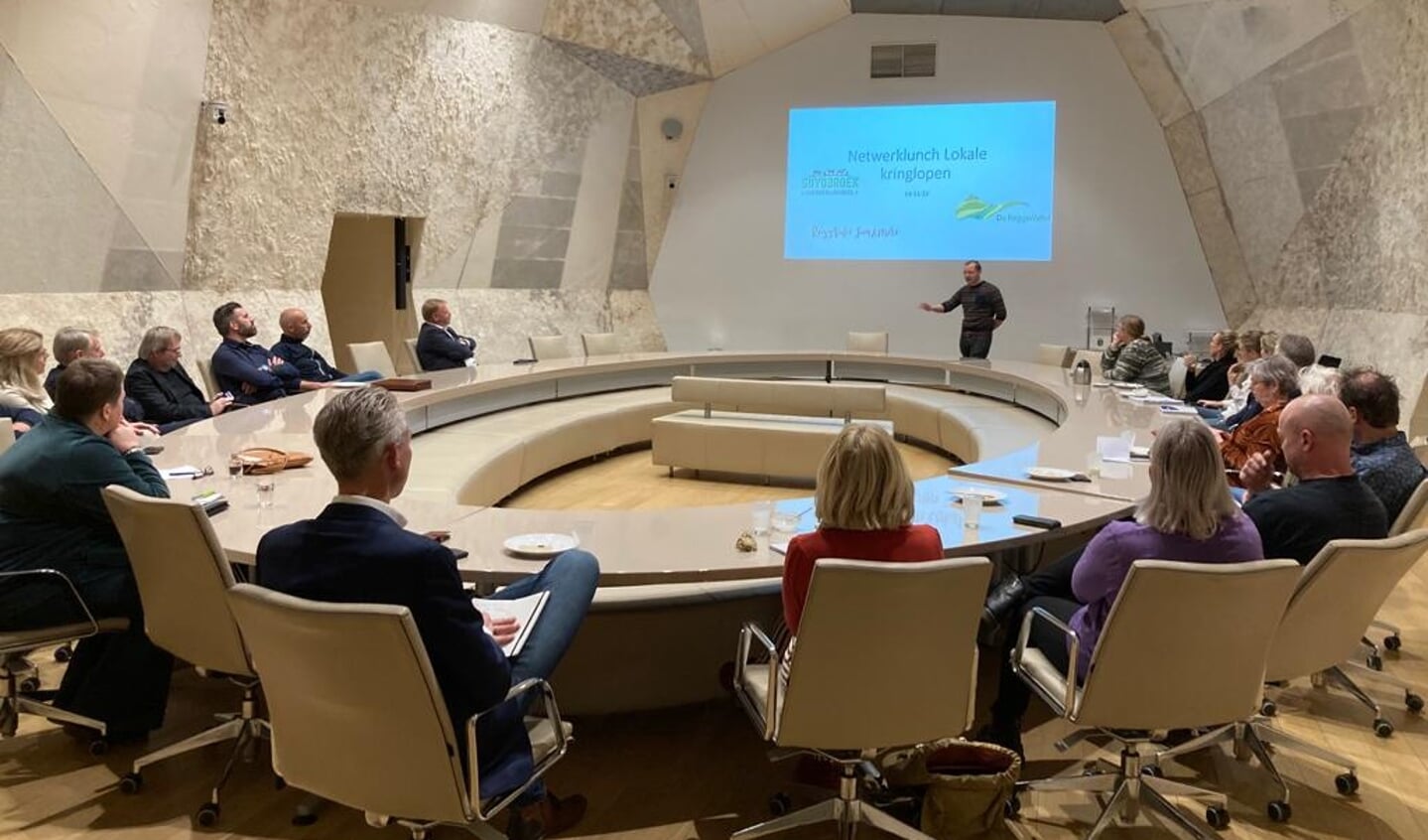 In verband met de brand bij Krönnenzommer mochten de ondernemers lunchen in de raadszaal. Niet helemaal dezelfde ambiance, maar wel hetzelfde interessante thema.
