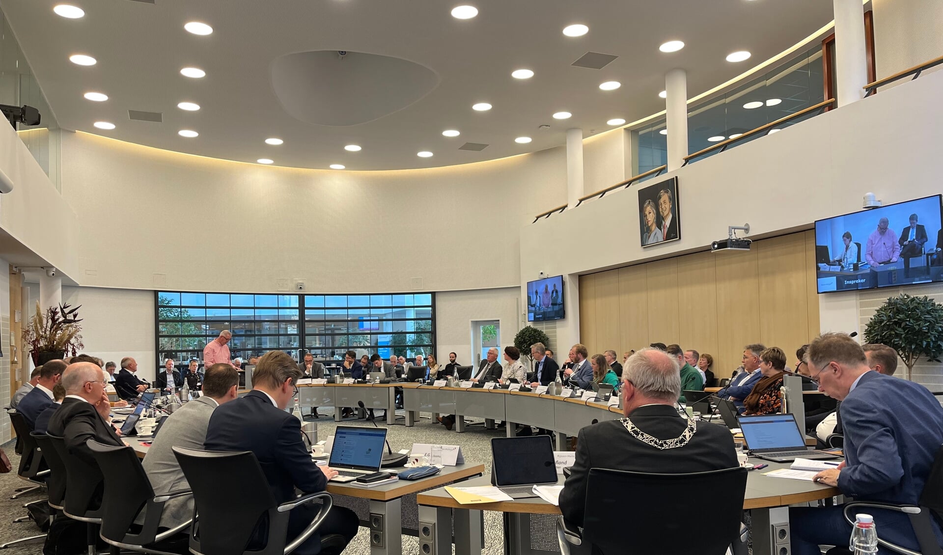 Tijdens de gemeenteraadsvergadering over de begroting voor 2023 protesteerden Rivo en Excelsior tegen de tariefsverhoging van 8 procent.
