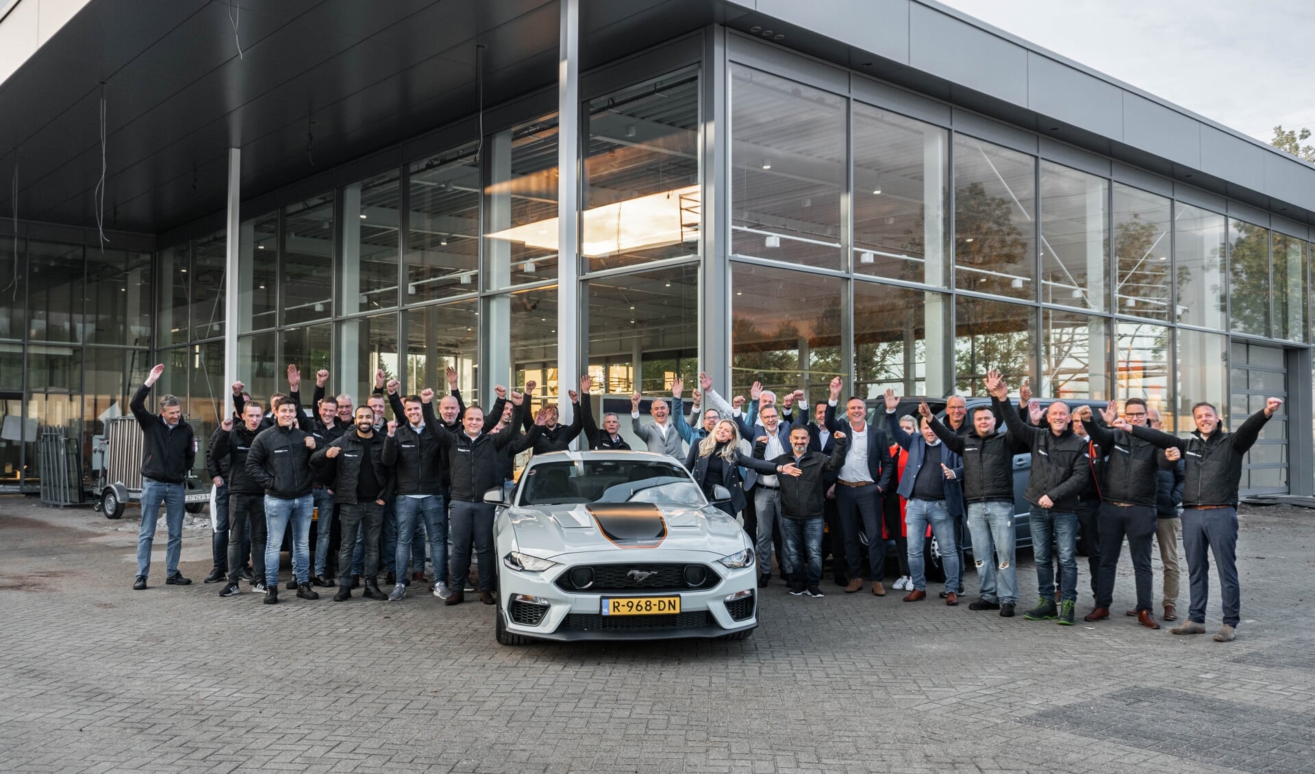 Medewerkers van Baan Twente - Ford uit Enschede en Hengelo heten eenieder van harte welkom in het nieuwe pand.