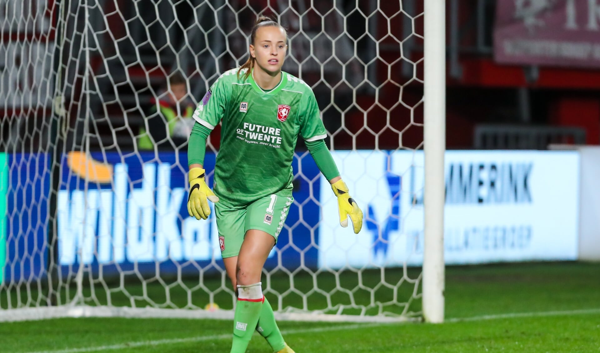 Daphne van Domselaar in actie tegen PSV. (Foto: Albert ten Hove/Orange Pictures/FC Twente Media)