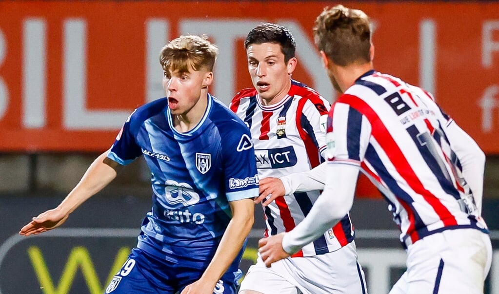 Emil Hansson wordt in de gaten gehouden door twee spelers van Willem II. (Foto: Michael Bulder/NESimages)