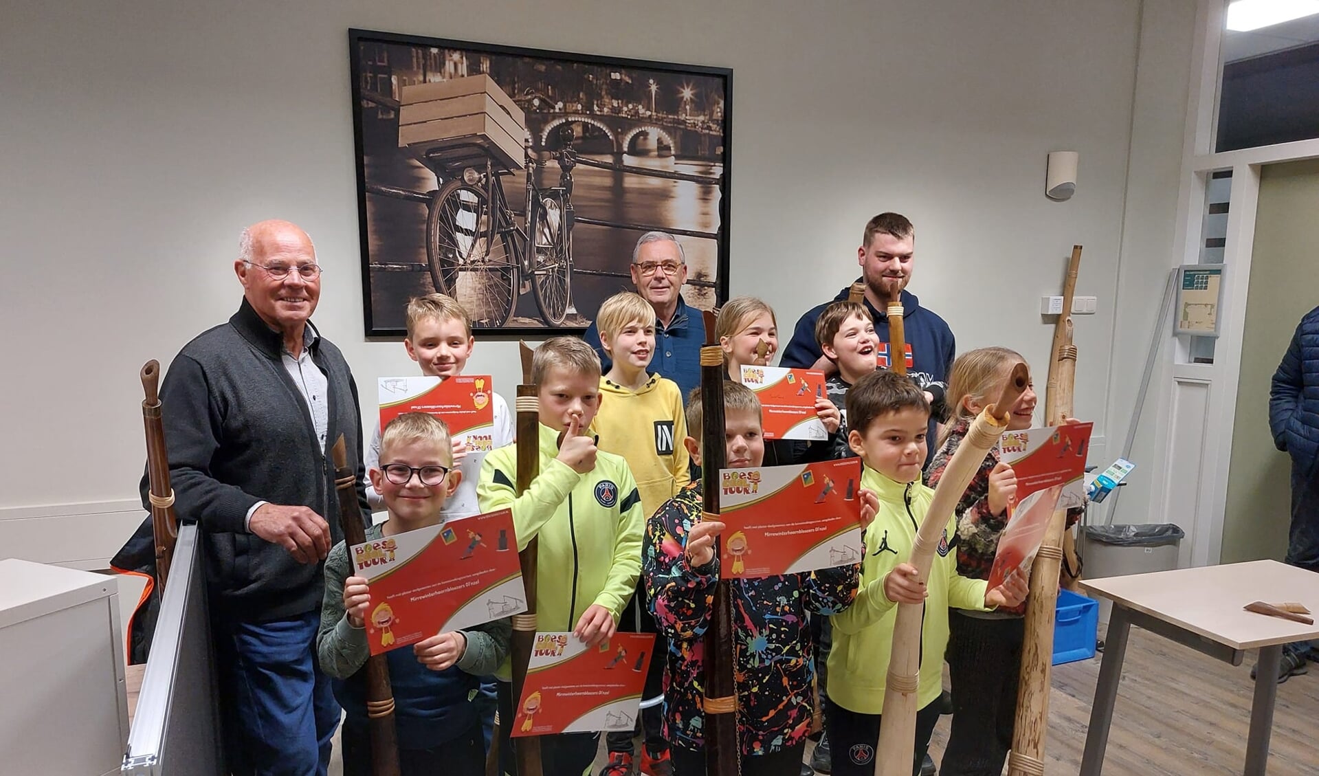 De deelnemende jongens en meisjes ontvingen na afloop een BoesCoolTuur-certificaat. (Tekst/foto: Martin Meijerink)