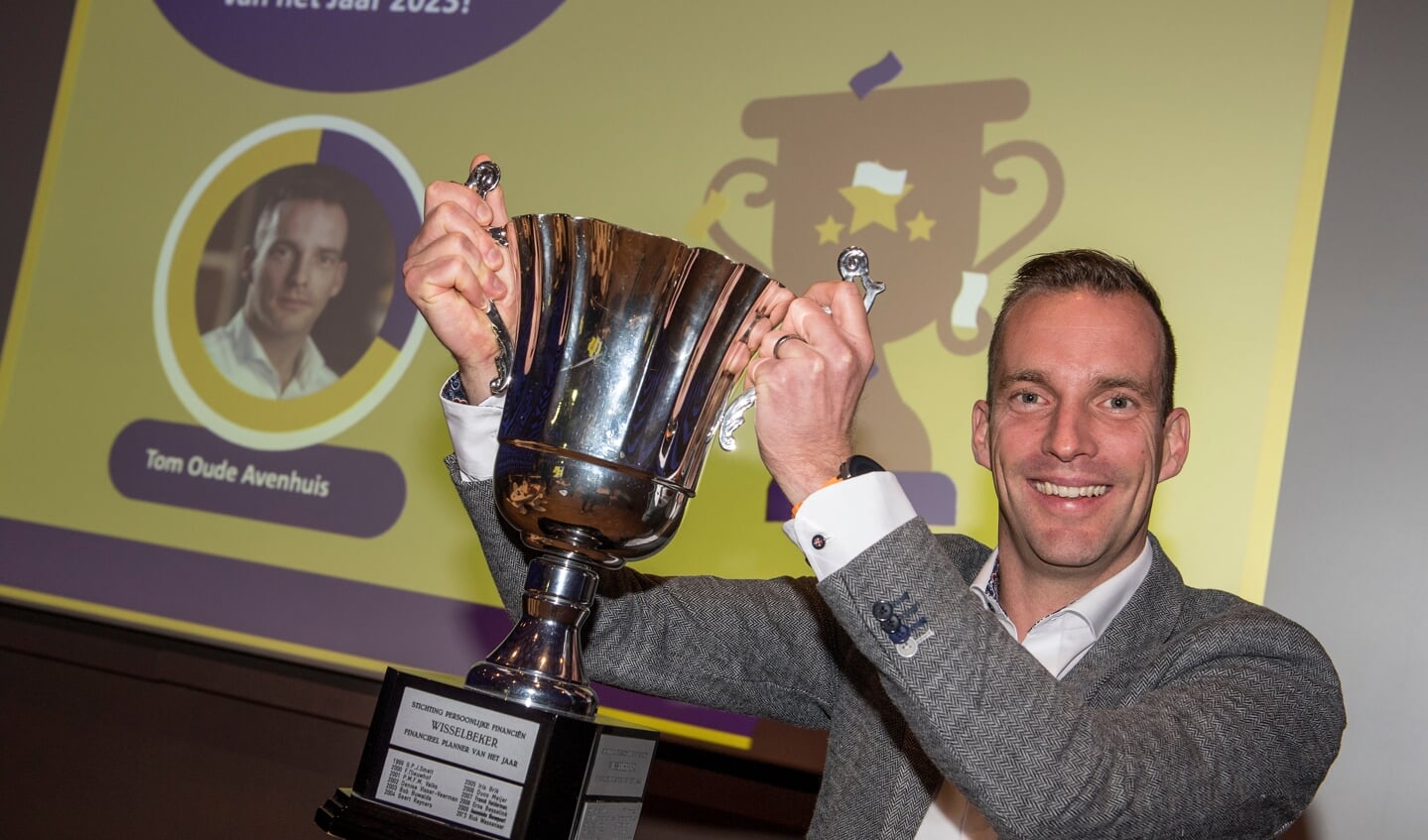 Tom Oude Avenhuis met zijn prijs.